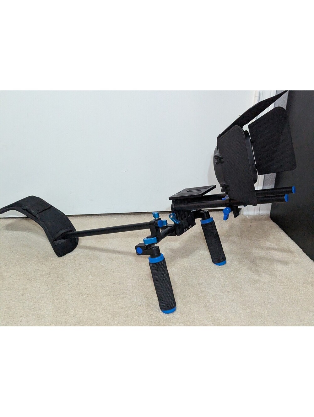 NEEWER Camera Shoulder Rig Kit - Picture 2 of 5